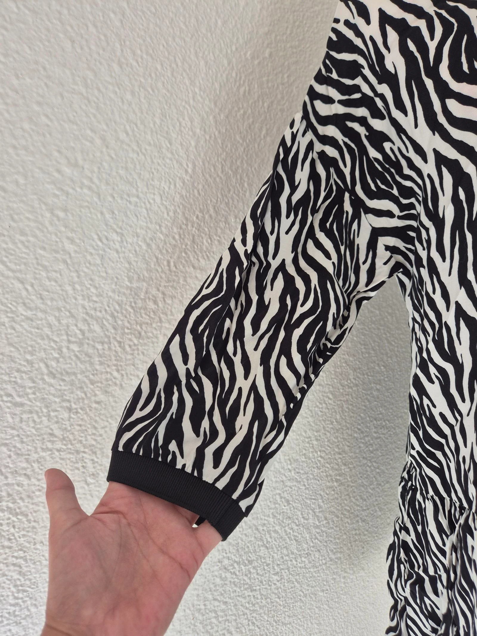 ZARA Robe túnica listrada preta e branca feminina tamanho 38 M mangas 3/4 fluida com babado estampa animal – photo 4
